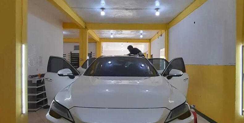 Tampilan mobil setelah dipasang kaca film premium CPF1 vs One Auto Film di Medan