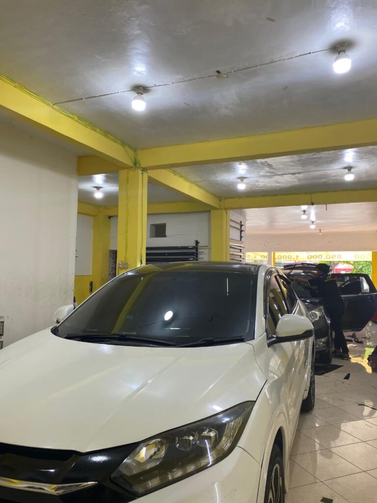 Hasil akhir pemasangan kaca film RKF pada mobil MPV di Medan