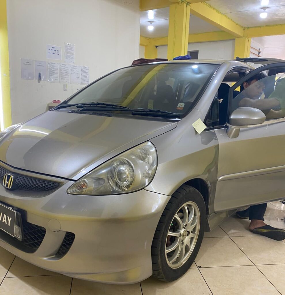 Tampilan kaca film CPF1 Nero X yang jernih dari dalam mobil